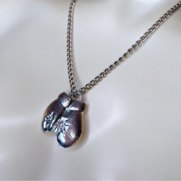 ❌ SOLD ❌ Silver necklace boxing 🥊 gloves pendant vintage - Picture 2 of 4